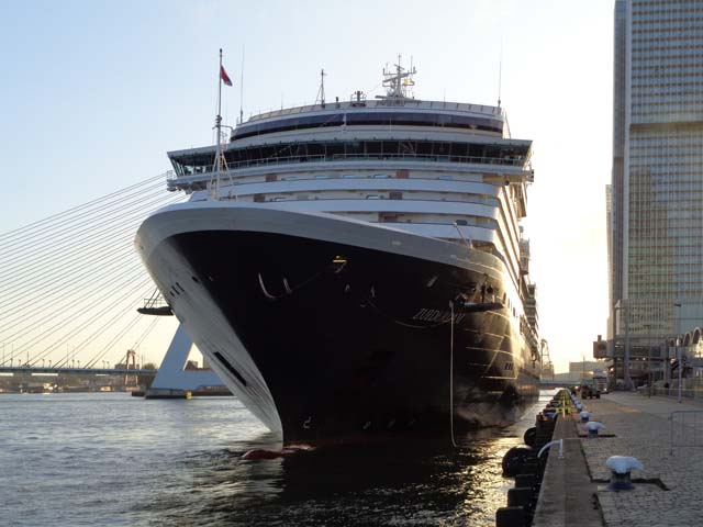 Cruiseschip ms Zuiderdam van de Holland America Line aan de Cruise Terminal Rotterdam